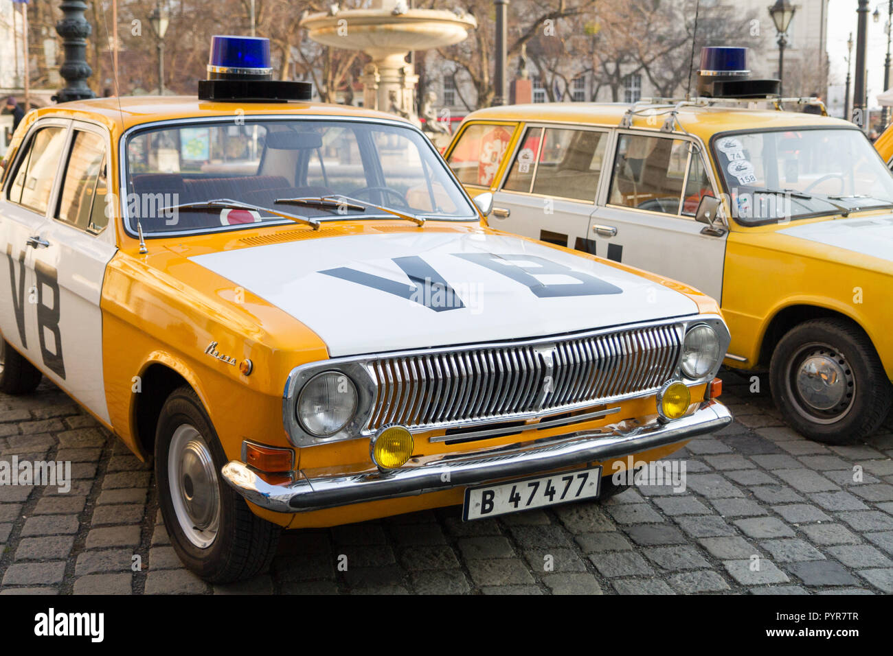 Ein Re-enactment der Kerze Manifestation der 1988/3/25 mit der berühmt-berüchtigte "VB" (Verejna bezpecnost) Die kommunistische Polizei Autos und Polizisten. Stockfoto