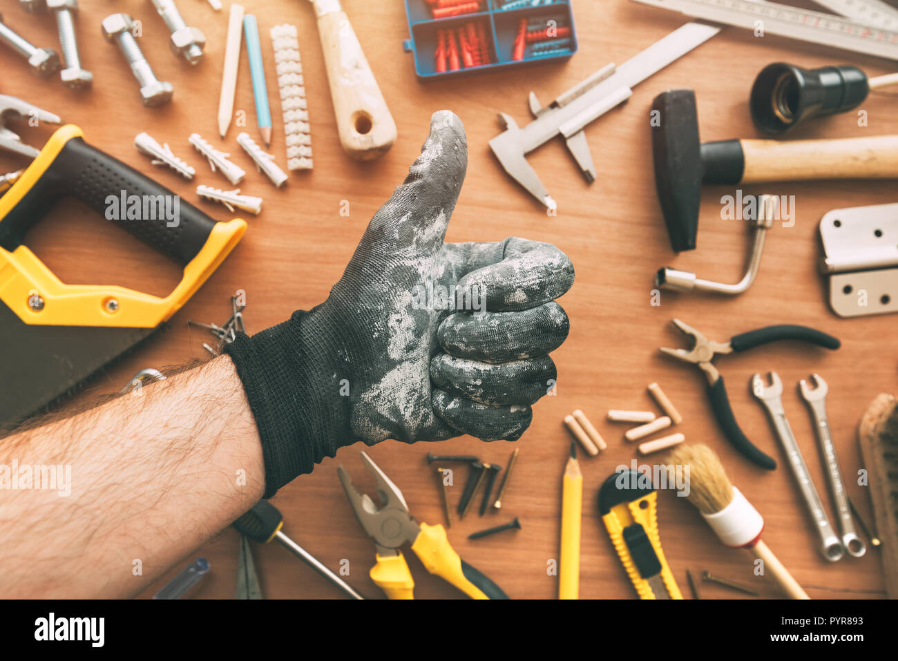 Gestik Heimwerker Daumen hoch, als Bestätigung hand Schild über dem Schreibtisch mit DIY Tools, Ansicht von oben Stockfoto