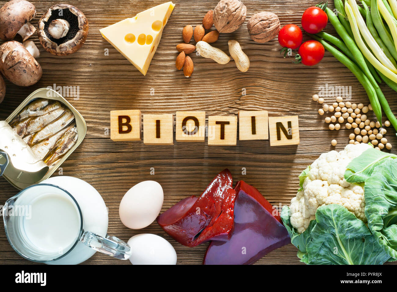 Lebensmittel, die reich an Biotin. Lebensmittel wie Leber, Eier, Käse, Sardinen, Soja, Milch, Blumenkohl, grüne Bohnen, Pilze, Erdnüsse, Walnüsse und Mandeln auf Woo Stockfoto