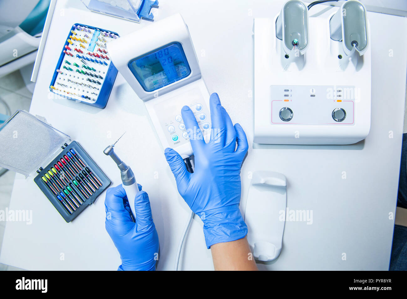 Der Assistent konfiguriert die Hände Dental Equipment in der Zahnarztpraxis. Close Up, selektive konzentrieren. Zahnheilkunde. Stockfoto