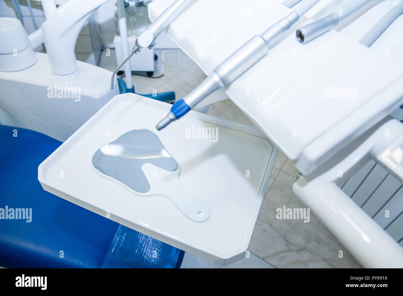 Zahnarzt Spiegel auf der Arbeitsfläche mit anderen Geräten, die auf dem Hintergrund in der Zahnarztpraxis. Selektive konzentrieren. Stockfoto