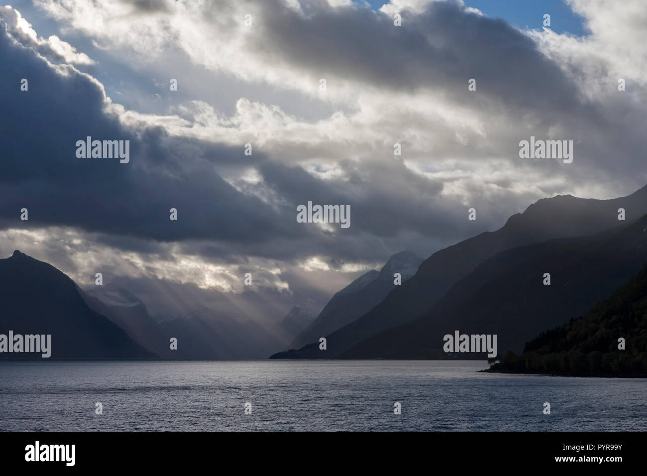 Dramatische Himmel über Hjørundfjord, Møre og Romsdal, Norwegen Stockfoto