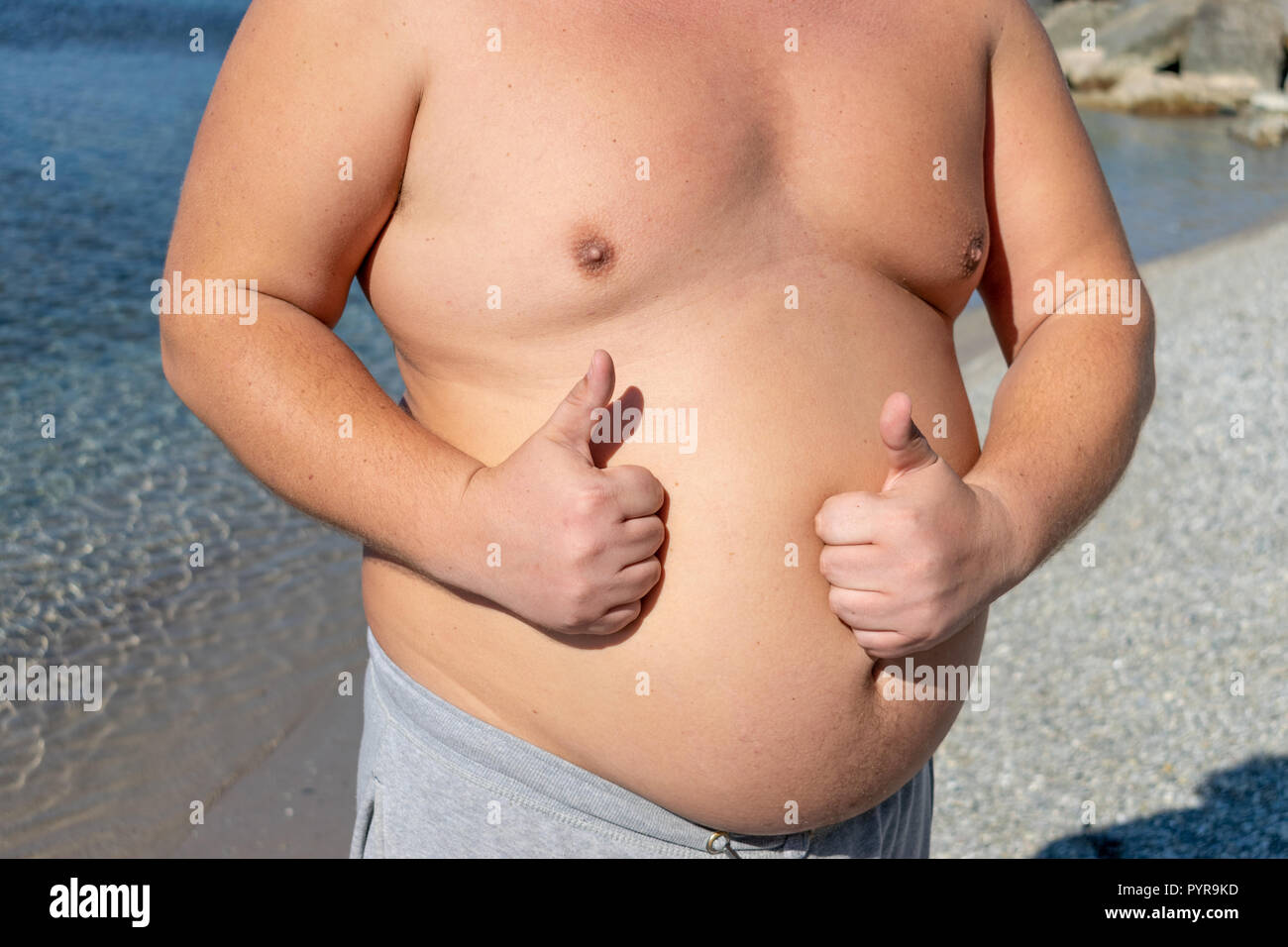 Fat Man ruht und genießen die Sonne am Strand Stockfoto