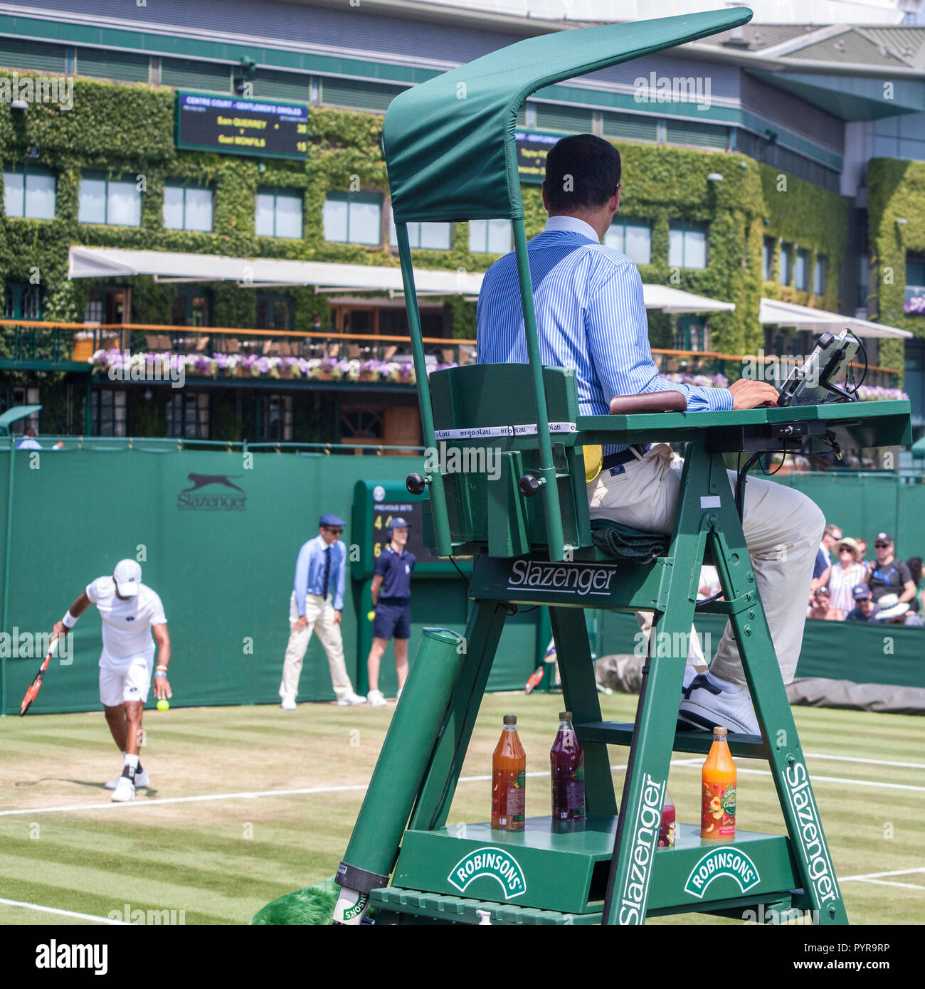 Wimbledon Tennis Schiedsrichter Schiedsrichter Stuhl über die Spieler Stockfoto