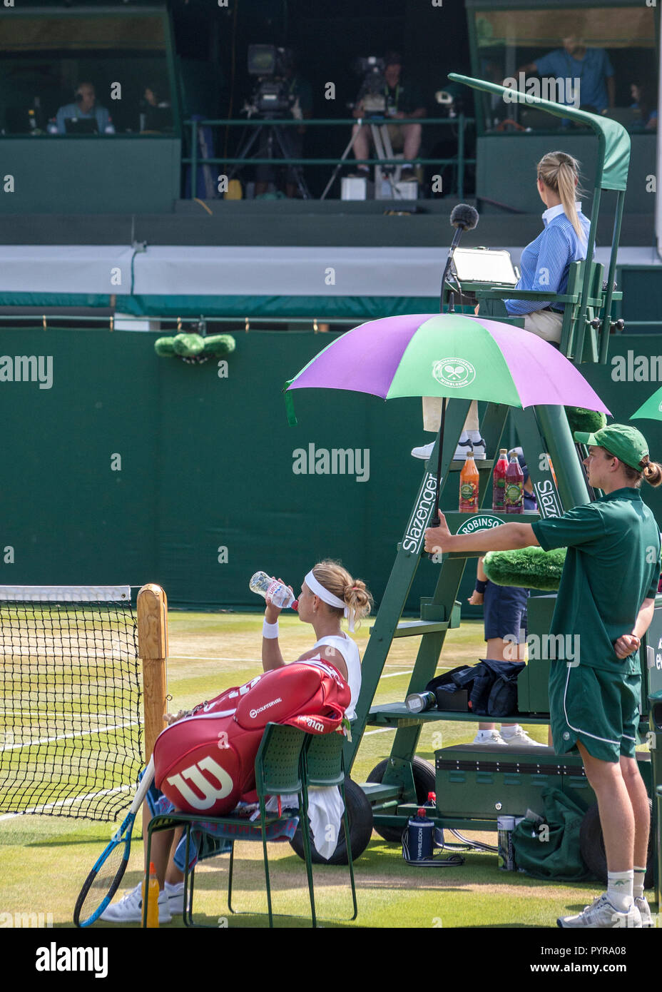 Wimbledon Tennis Schiedsrichter Schiedsrichter Stuhl über die Spieler Stockfoto