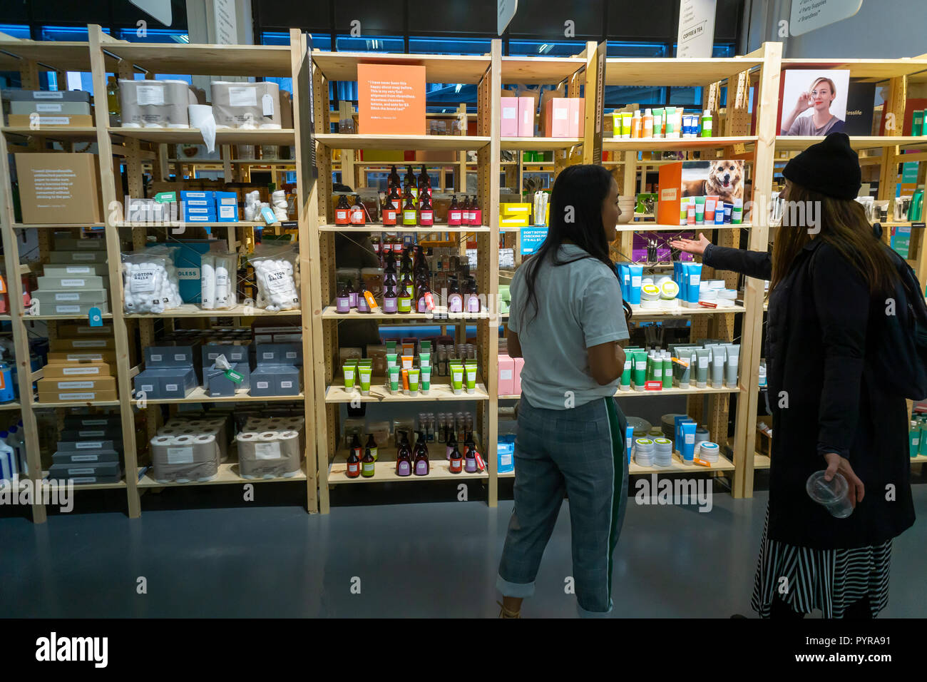 Besucher Stichproben und durchsuchen Regale an der Sandisk Pop-Up mit einem Zweck im Meatpacking District in New York am Mittwoch, 24. Oktober 2018. Sandisk, die Marke ist wenig mehr als ein Jahr alt, verkauft über 350 Produkte über die Website und alles so ist, wie von 3 $ berechnet. Ihre Ware Veganer ist, Nicht-GVO und/oder organischen sowie fair trade und Baum-frei (die WC-Papier). Nichts ist am pop verkauft, sondern erleben Besucher und die Ware Geschmack. (Â© Richard B. Levine) Stockfoto