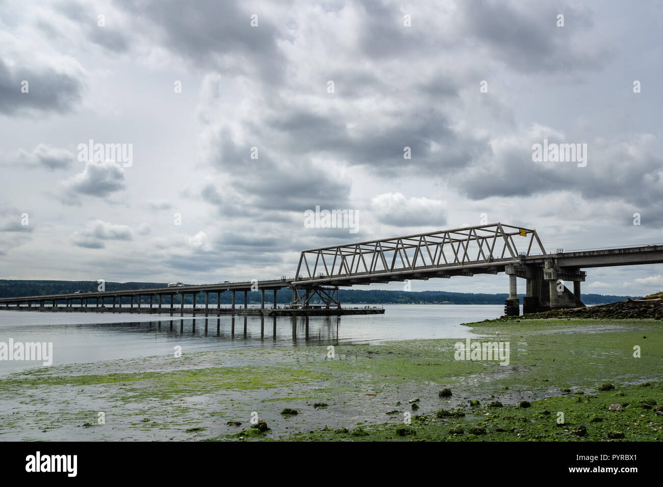 Haube Kanal schwimmende Brücke oder William A. Bugge Brücke, Puget Sound, von der Olympic Peninsula, Washington State, USA. Stockfoto