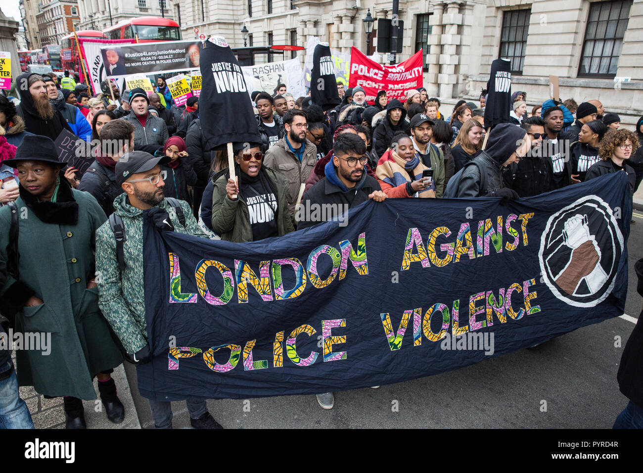 London, Großbritannien. 27. Oktober, 2018. Unterstützer von London gegen Gewalt der Polizei melden sie Aktivisten aus den Vereinigten Familien und Freunde Kampagne (UFFC). Stockfoto