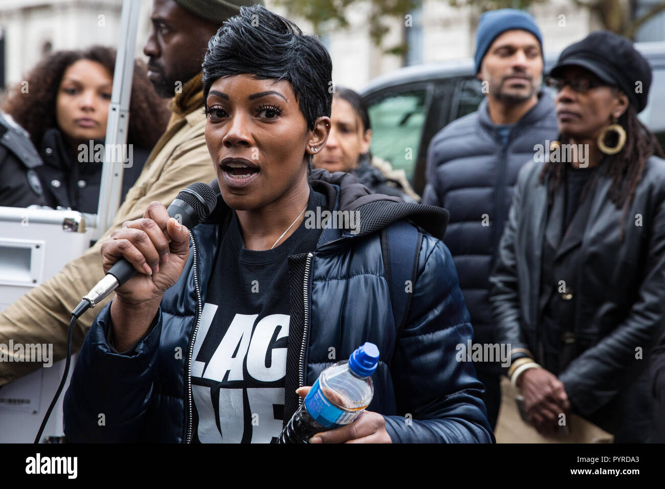 London, Großbritannien. 27. Oktober, 2018. Kaddischa Brown-Burrell, Schwester von Kingsley Burrell, marschiert mit Mitstreiter aus der UFFC. Stockfoto