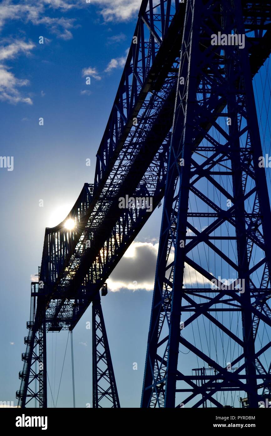 Eindrucksvolle Bilder des berühmten T-Stücke Transporter Bridge, Middlesbrough, Großbritannien. Die längste funktionierende Schwebefähre der Welt. Stockfoto