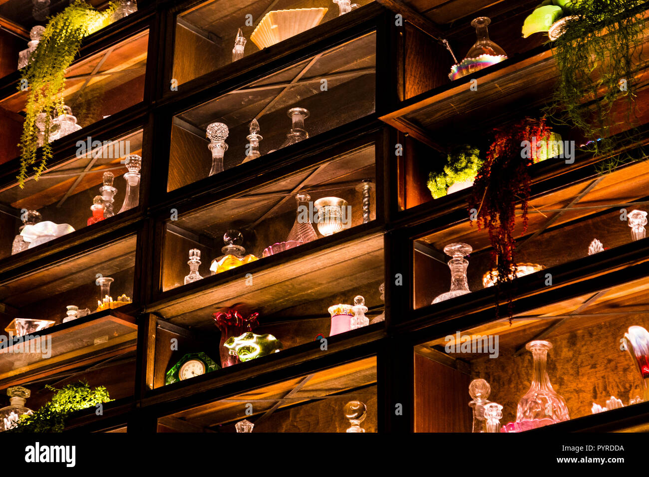 Detail der dekorativen bar Regale an der Rake Cafe Bar im Andaz Hotel, London, Großbritannien Stockfoto