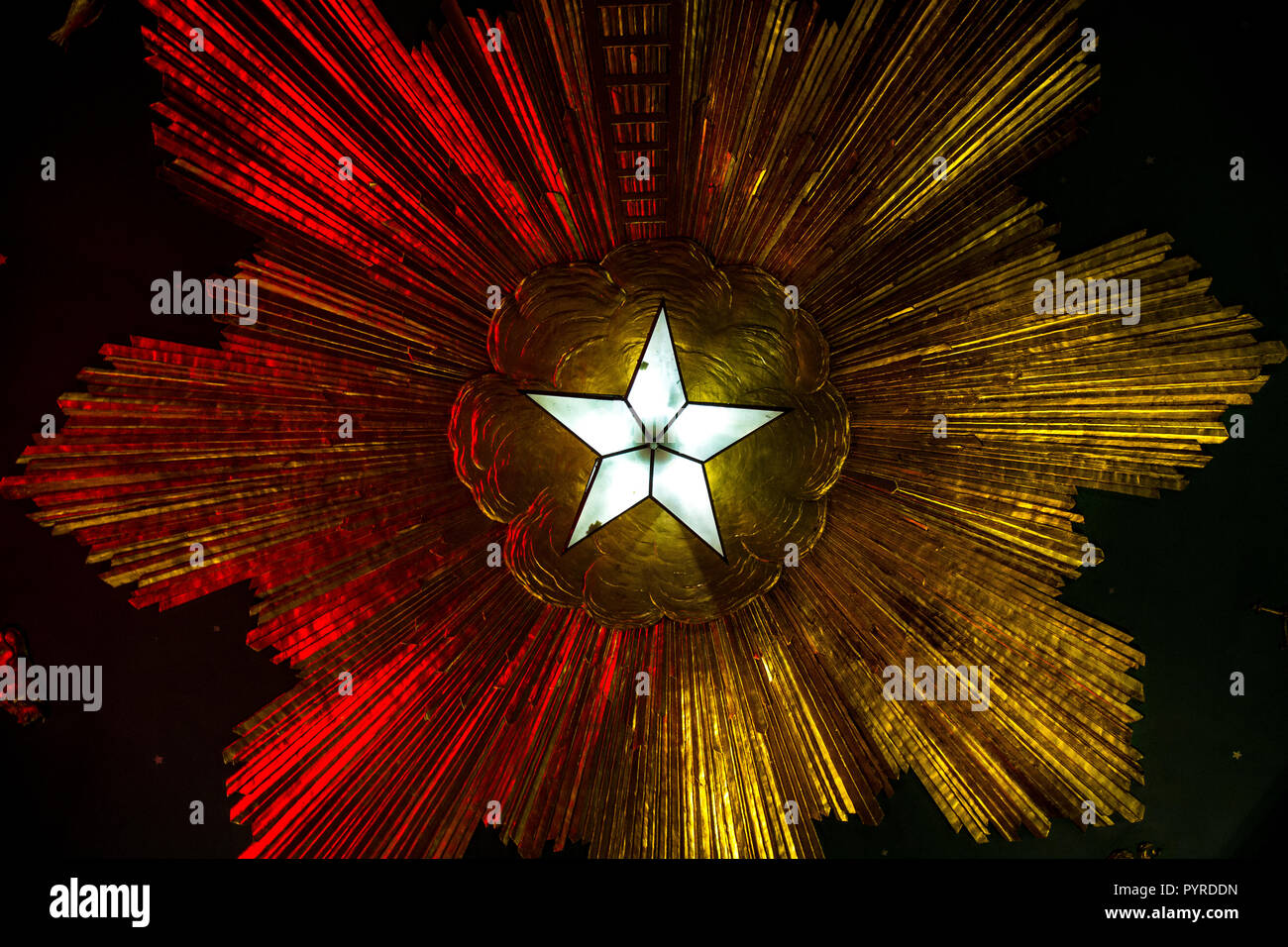 Deckendetails im Inneren des strahlenden Sterns - ein freimaurerisches Symbol im Masonic Temple im Andaz Hotel, fünfzackiger "Blazed Star", London, Großbritannien Stockfoto