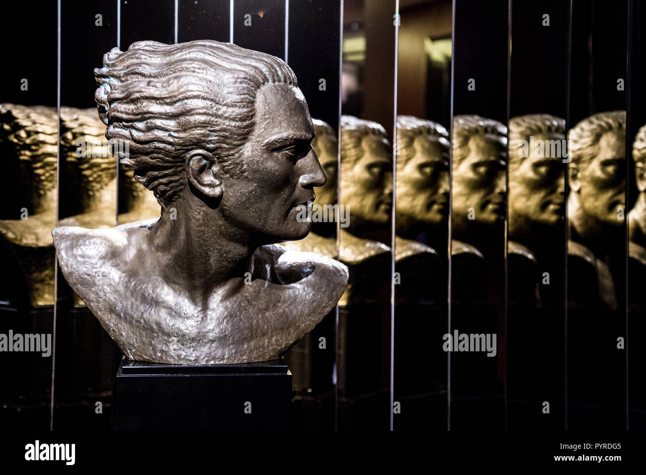 Die Büste eines Mannes, die sich in Spiegeln im Beaumont Hotel in Mayfair, London, Großbritannien widerspiegelt Stockfoto