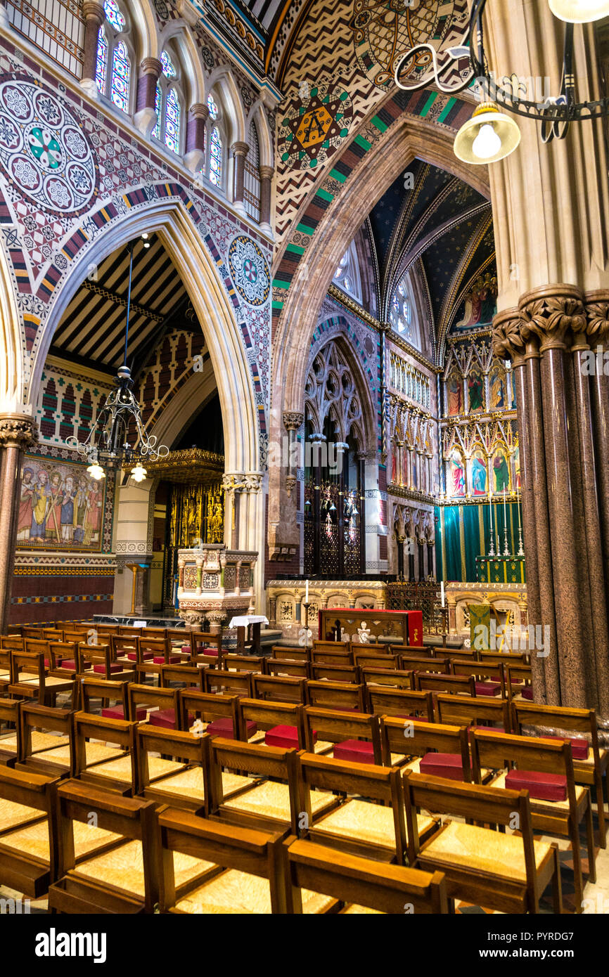 Farbenfrohes Interieur der Grade I High Victorian Gothic Allerheiligen Kirche Margaret Street, Westminster, London, UK aufgeführt Stockfoto