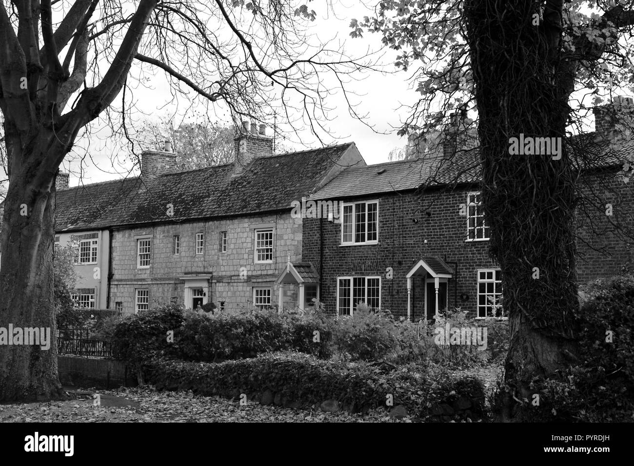 Schwarz-Weiß, herbstliches Bild des schönen, historischen Hartburn Village, Stockton-on-Tees, Großbritannien. Stockfoto