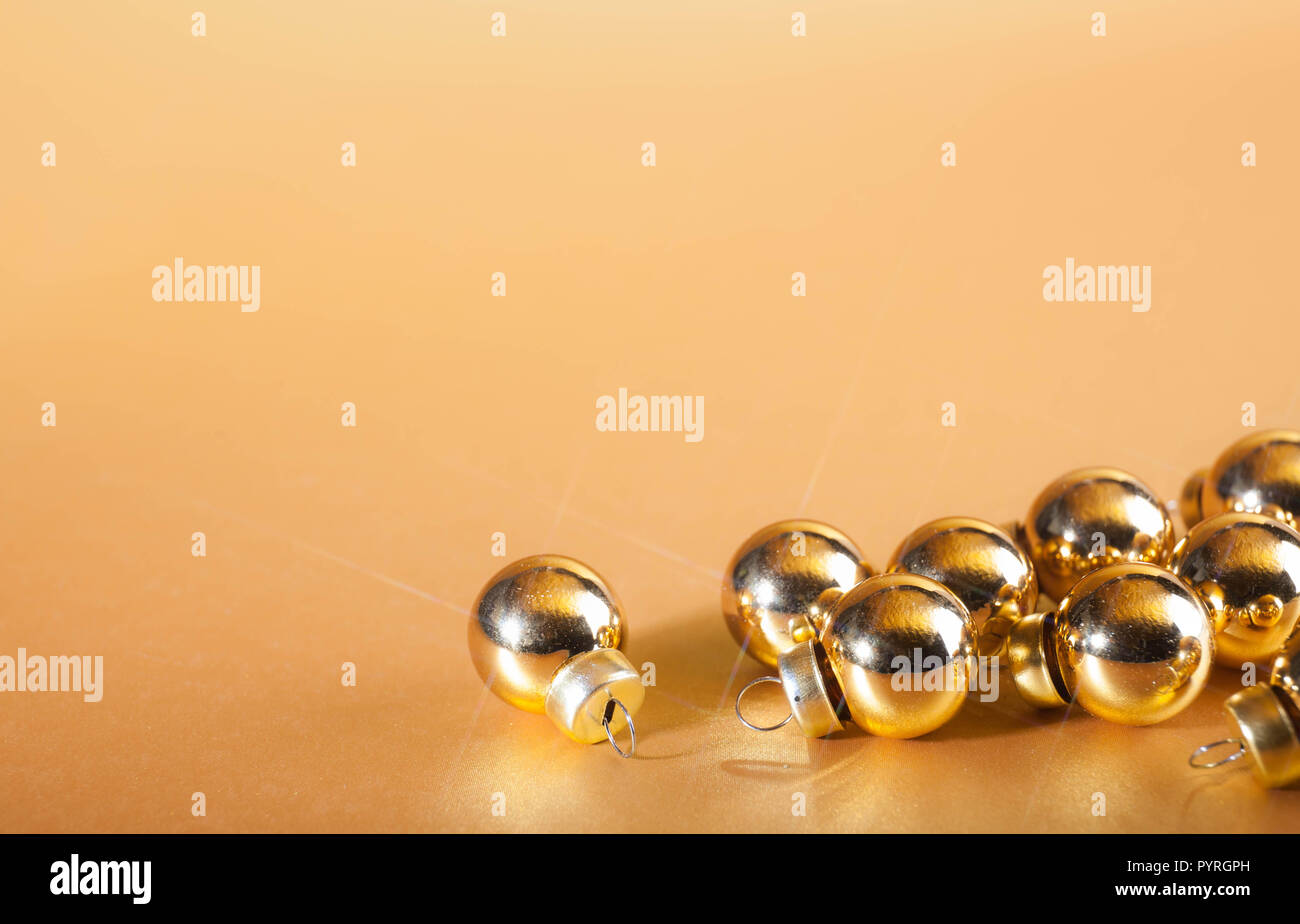 Golden christmas Ball auf goldenem Hintergrund. Weihnachtskarte Stockfoto