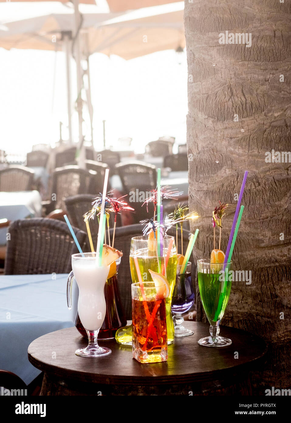 Gemischte cocktails zeigte und auf einen Balken eines Outdoor Bar Restaurant ohne Menschen sitzen und Kauf ausgesetzt. Farben und Muster von, was der Barkeeper coul Stockfoto