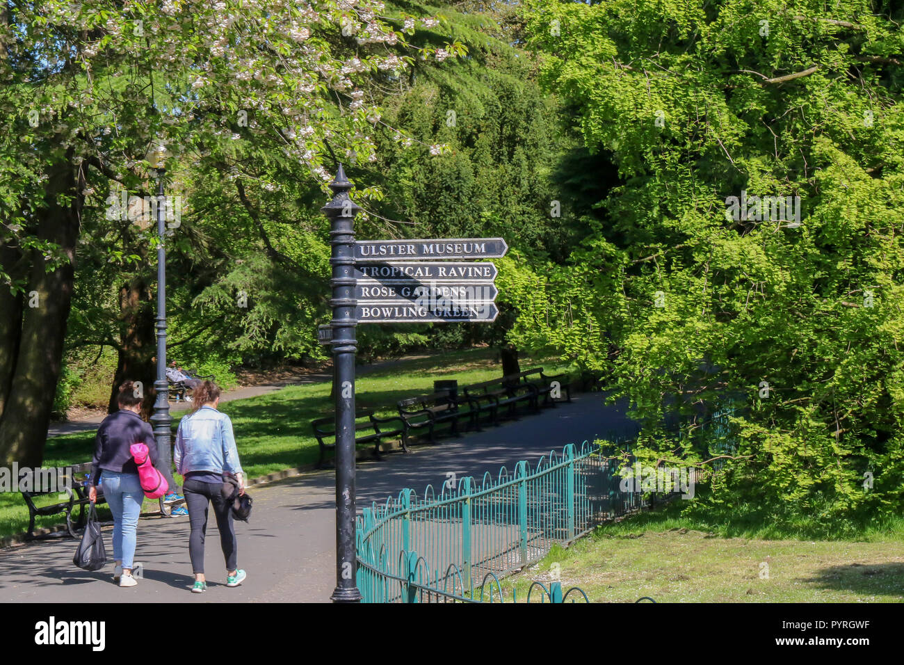 Richtungen der Beschilderung in öffentlichen Park mit Menschen zu Fuß in Botanischen Gärten Belfast. Stockfoto