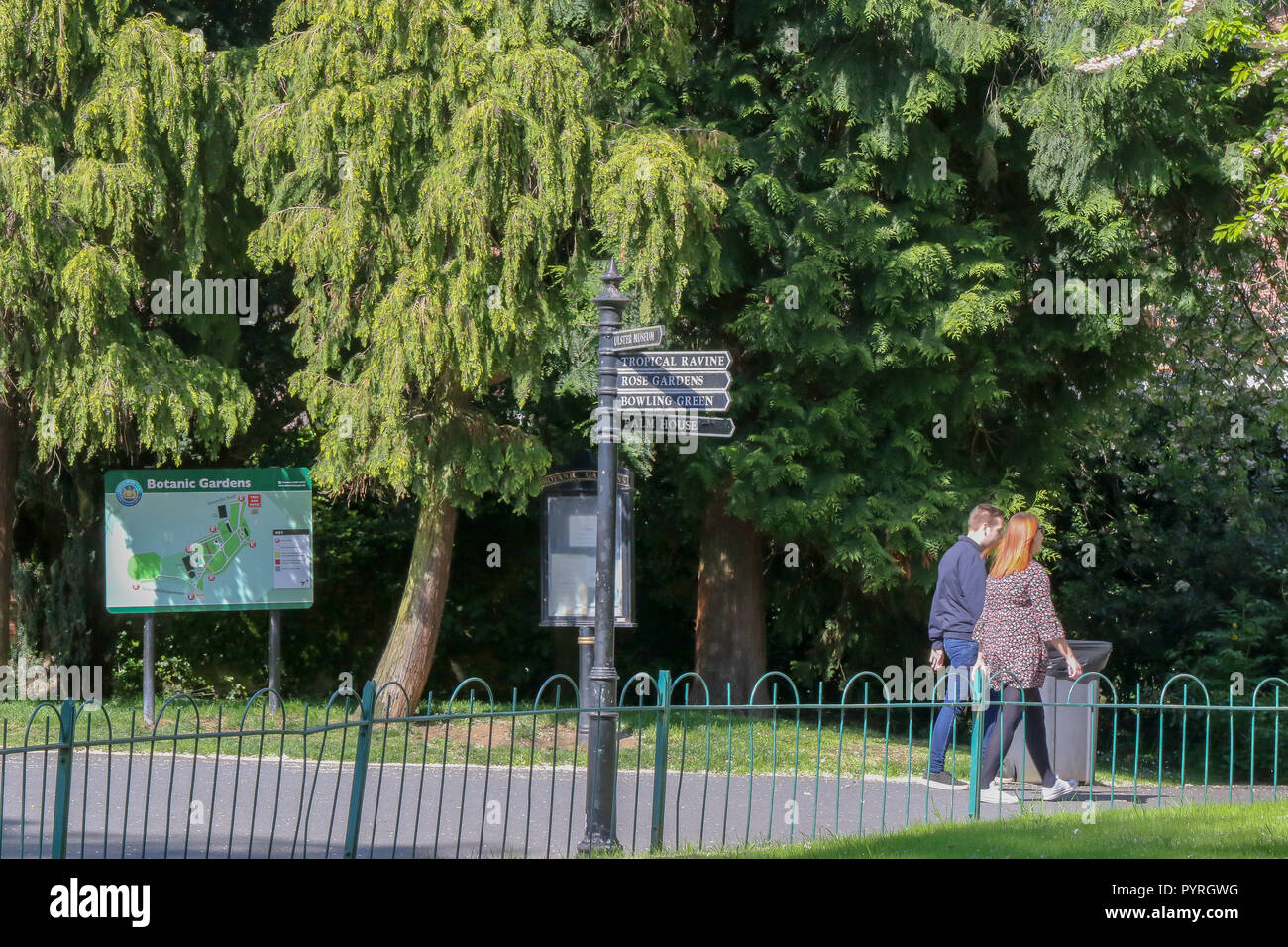 Richtungen der Beschilderung in öffentlichen Park mit Menschen zu Fuß in Botanischen Gärten Belfast. Stockfoto
