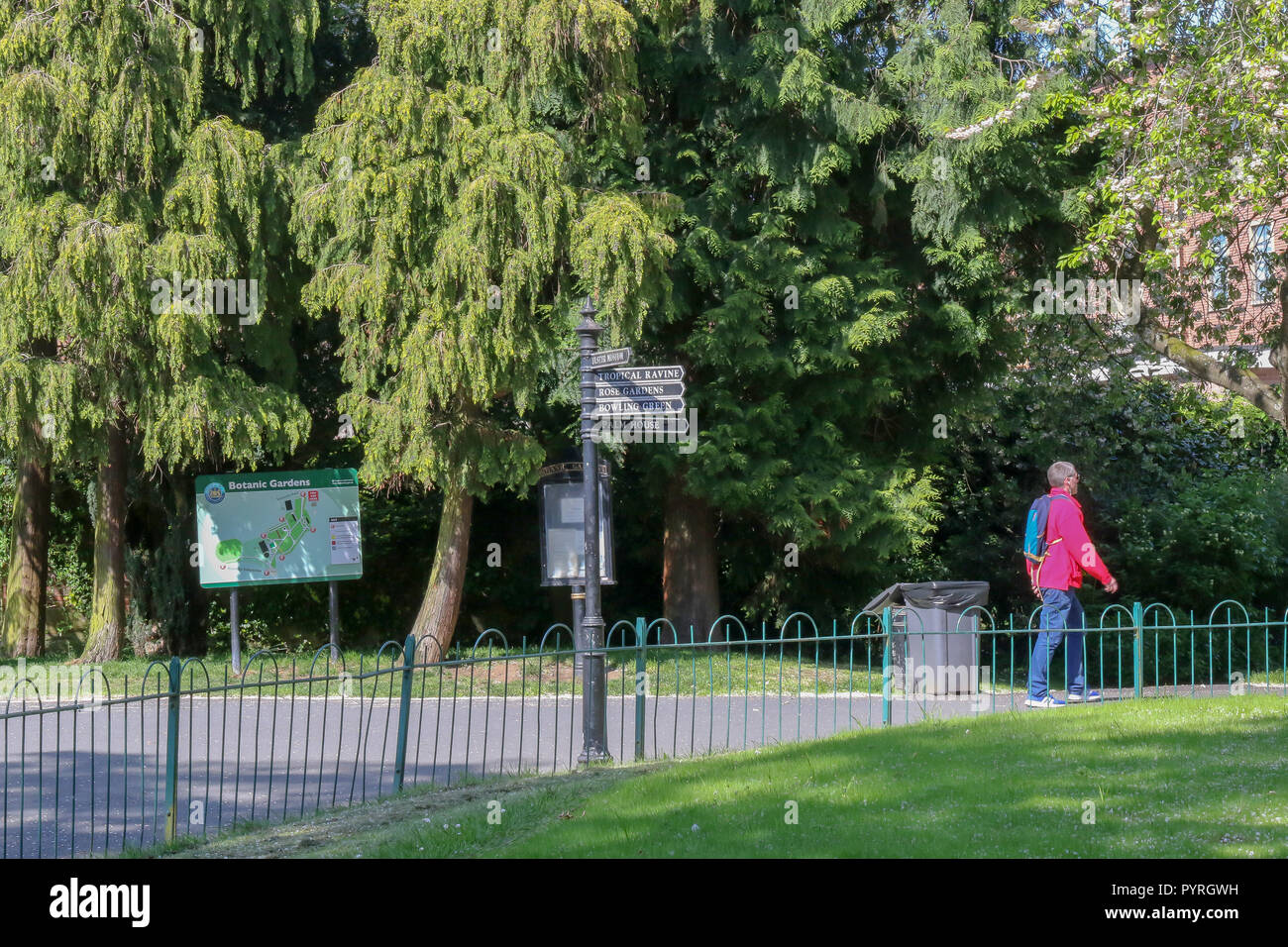 Richtungen der Beschilderung in öffentlichen Park mit Menschen zu Fuß in Botanischen Gärten Belfast. Stockfoto