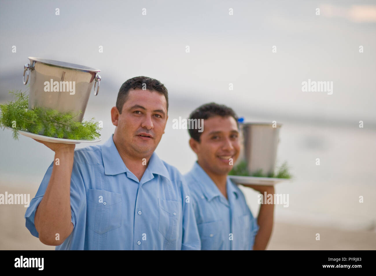 Beach Resort Kellner, die Getränke in Eiswürfelbehälter Stockfoto