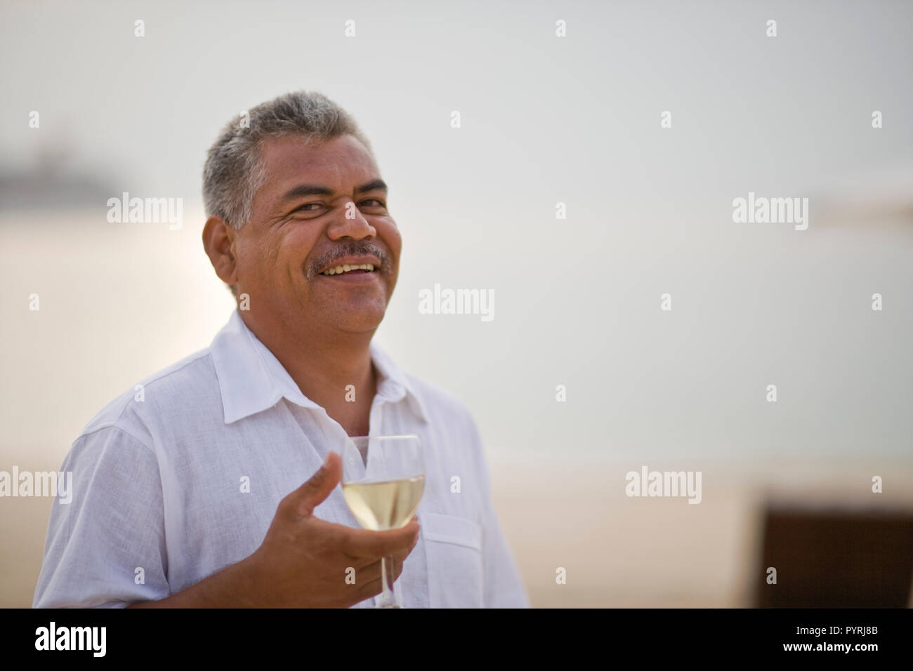 Portrait von reifer Mann Wein trinken Stockfoto