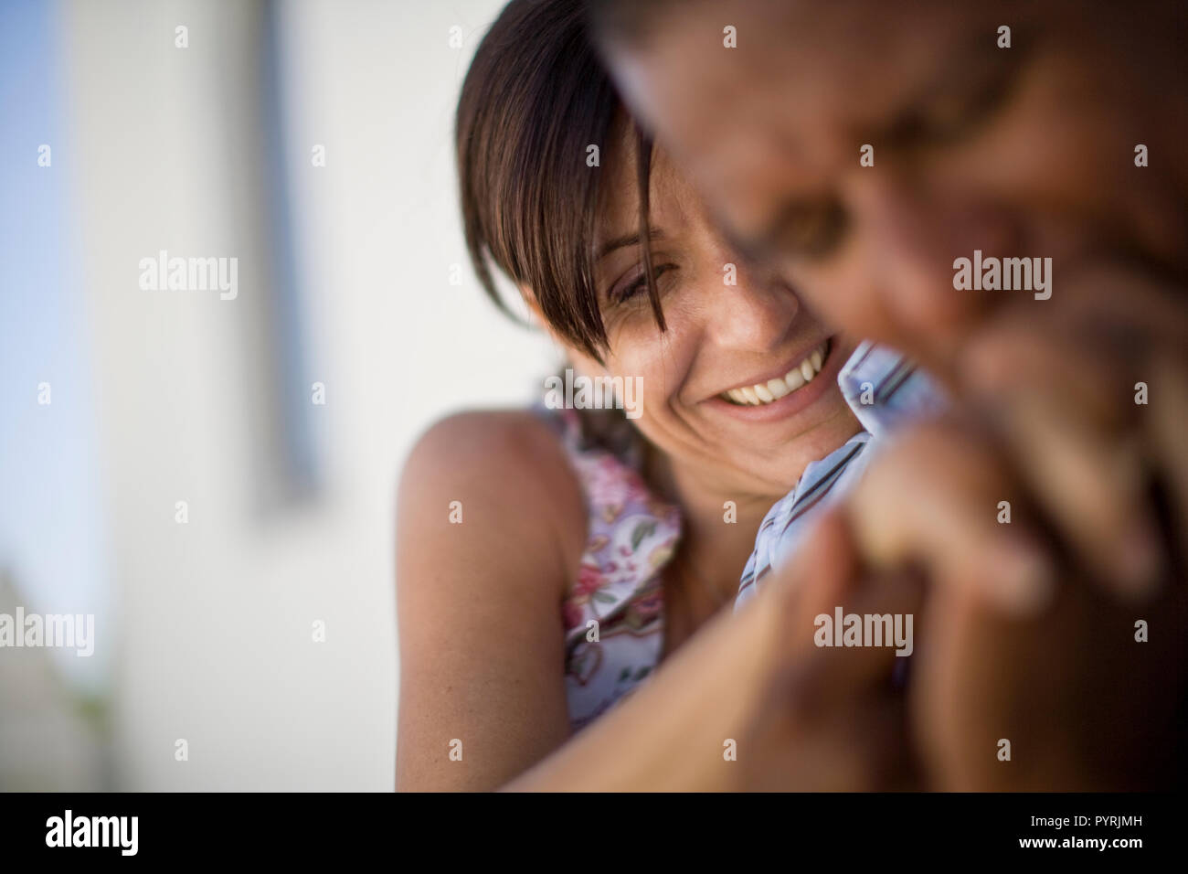 Mitte der erwachsenen Frau an der Hand von ihrem Mann geküsst. Stockfoto