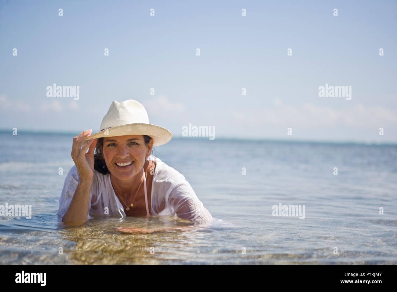 Liegende Frau im Ozean Untiefen Stockfoto