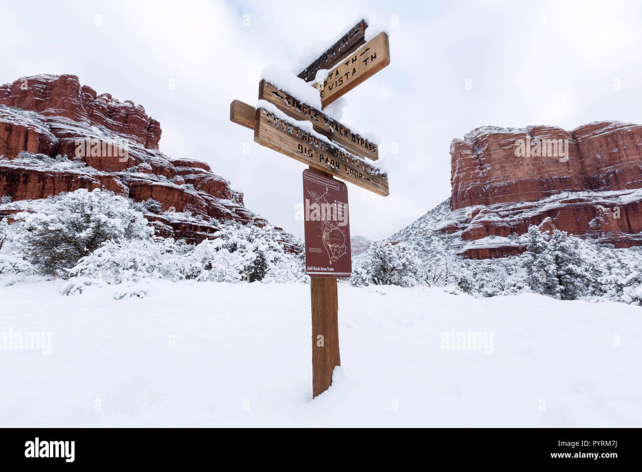 Bell Rock, Links, mit Courthouse Butte, rechts, nach einem Schneesturm in der Nähe von Sedona, Arizona Stockfoto