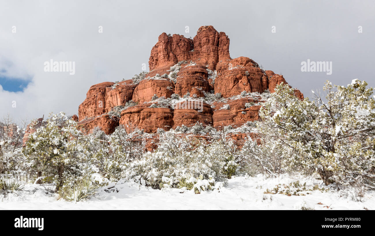 Bell Rock nach einem Schneesturm in der Nähe von Sedona, Arizona Stockfoto