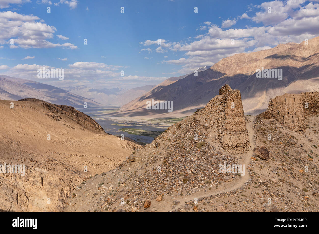 Yamchun Festung im goldenen Licht mit Blick auf panj River und Hindu Kush, Yamchun, Wakhan Valley, Tadschikistan Stockfoto