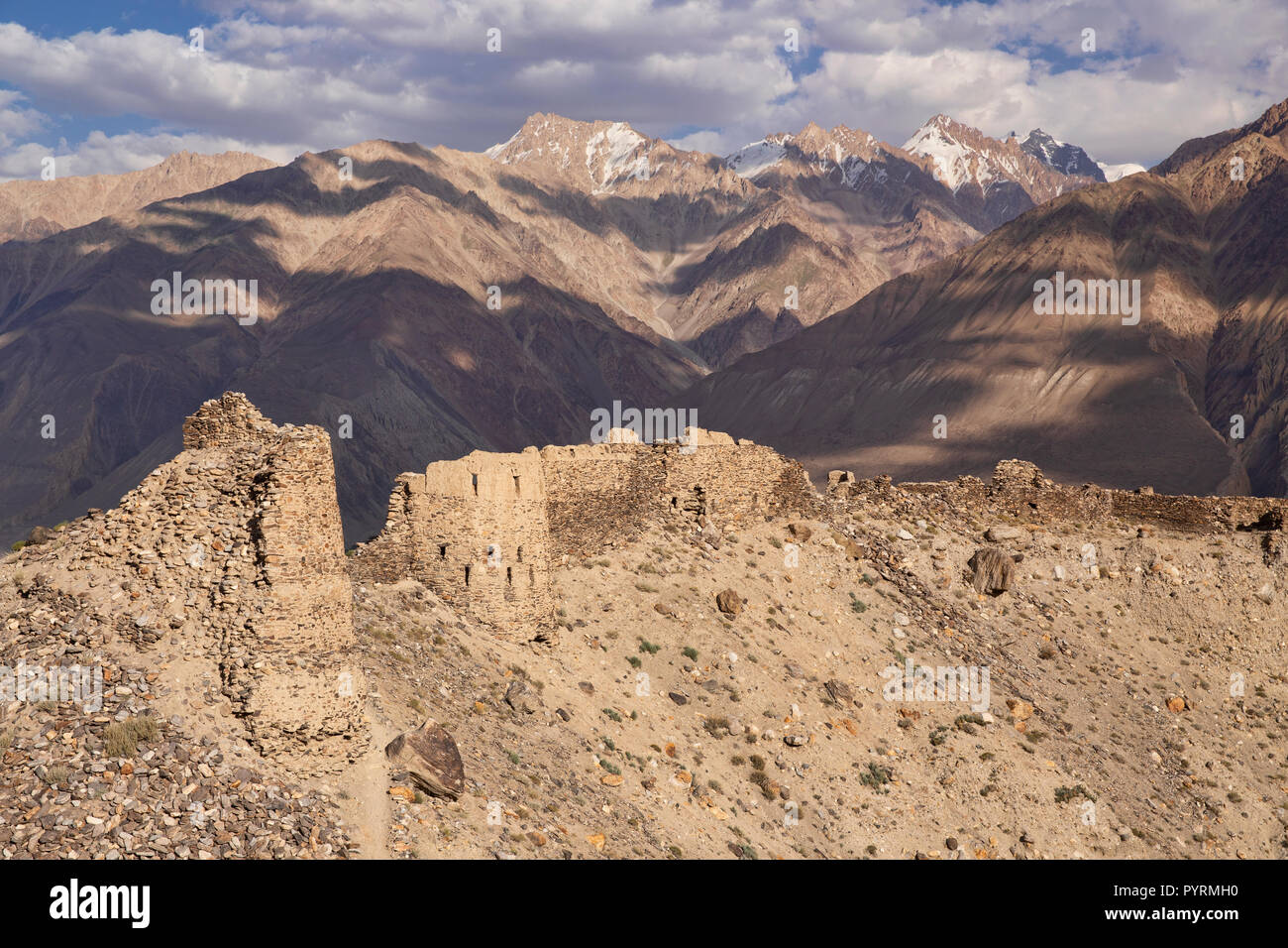 Yamchun Festung im goldenen Licht mit Blick auf panj River und Hindu Kush, Yamchun, Wakhan Valley, Tadschikistan Stockfoto