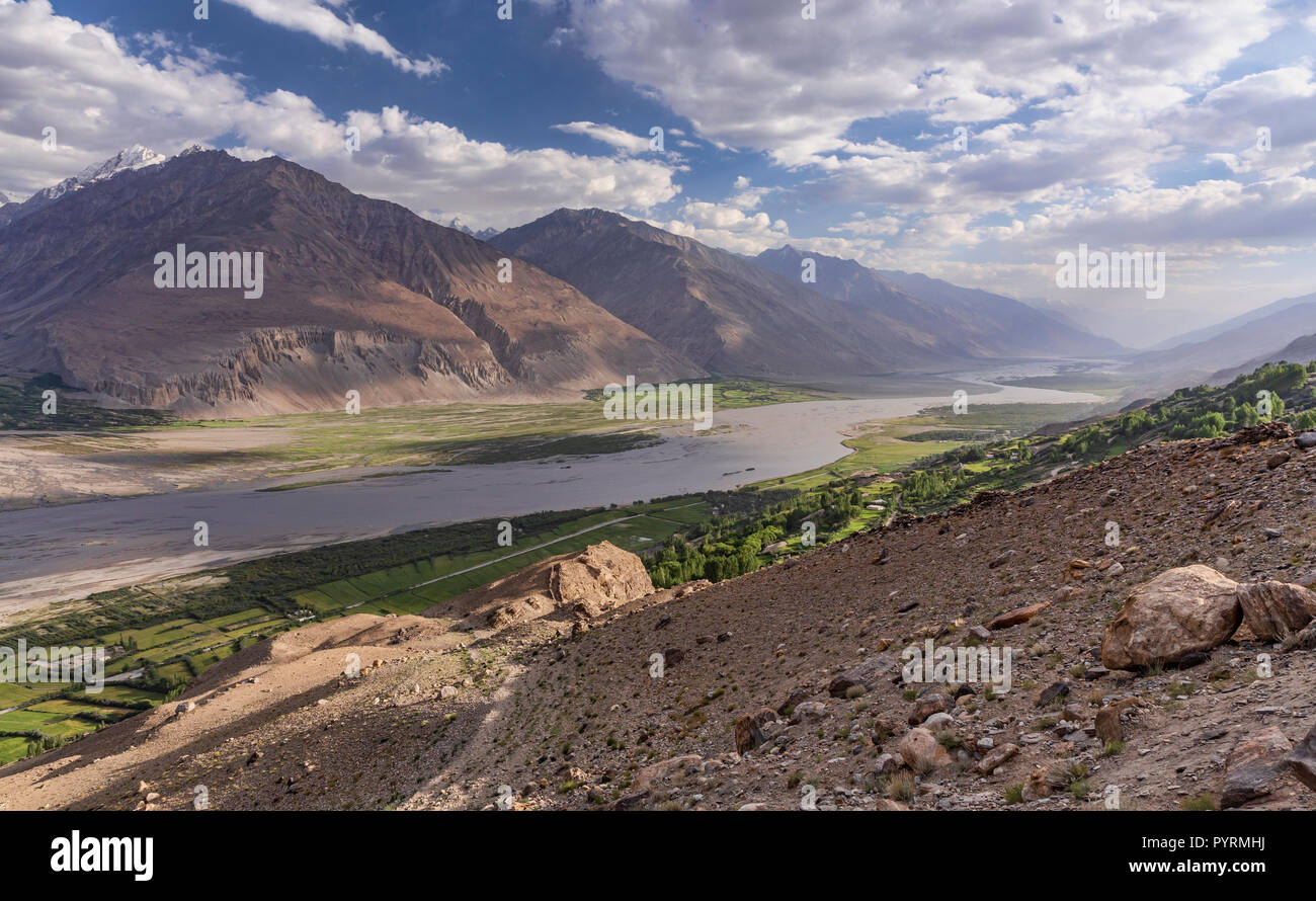 Blick auf Yamchun Dorf, panj River, und Hindu Kush von Yamchun Festung, Yamchun, Wakhan Valley, Tadschikistan Stockfoto