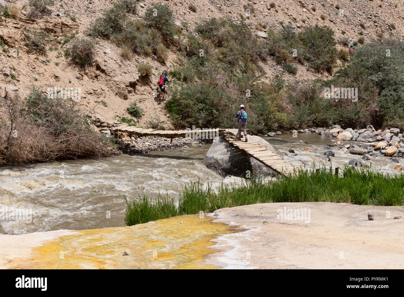 Trekker kreuze Darshai Schlucht natürliche heiße Quellen in Darshai Dara, Darshai, Wakhan Valley, Tadschikistan zugreifen Stockfoto