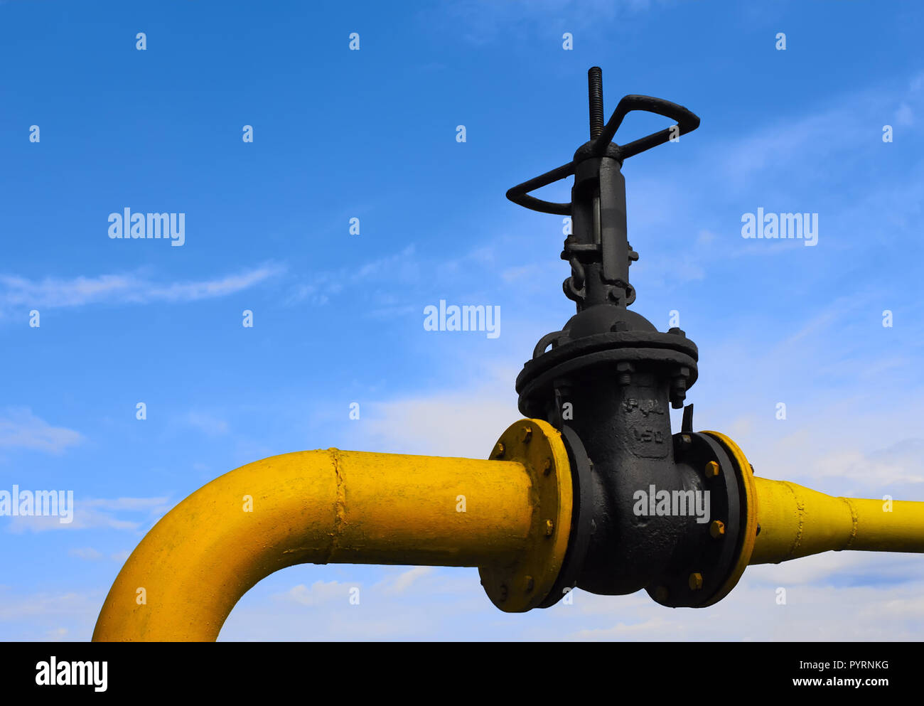 Ventil an der Gasleitung auf dem Hintergrund des blauen Himmels Stockfoto