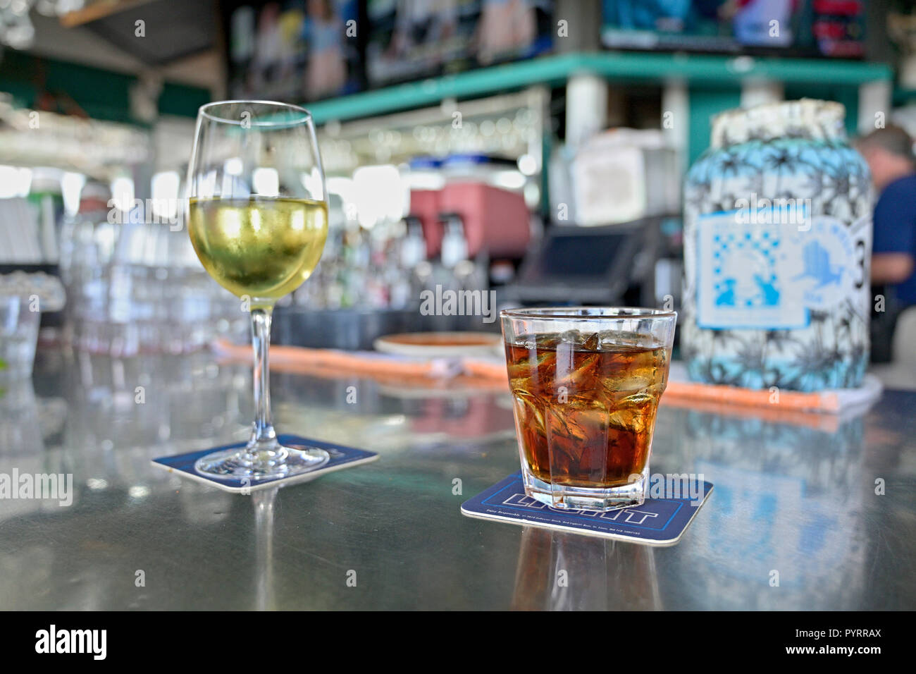 Gemischt Trinken vielleicht ein Bourbon und Koks oder Rum und Cola zusammen mit einem Glas Weißwein auf der Bar an Bud und Kegelbahn, Seaside Florida USA. Stockfoto