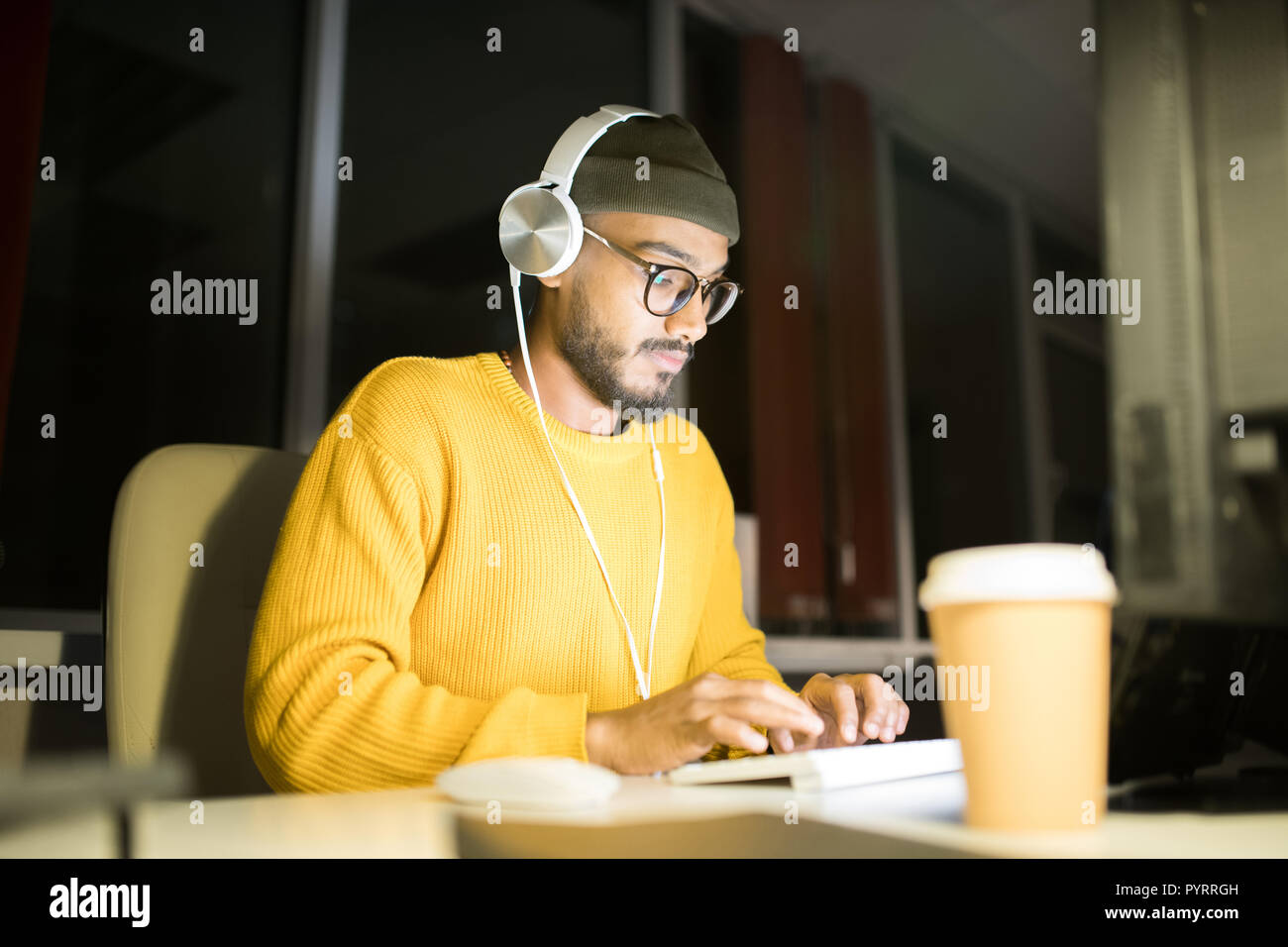 Programmierer Codierung bei Nacht Stockfoto