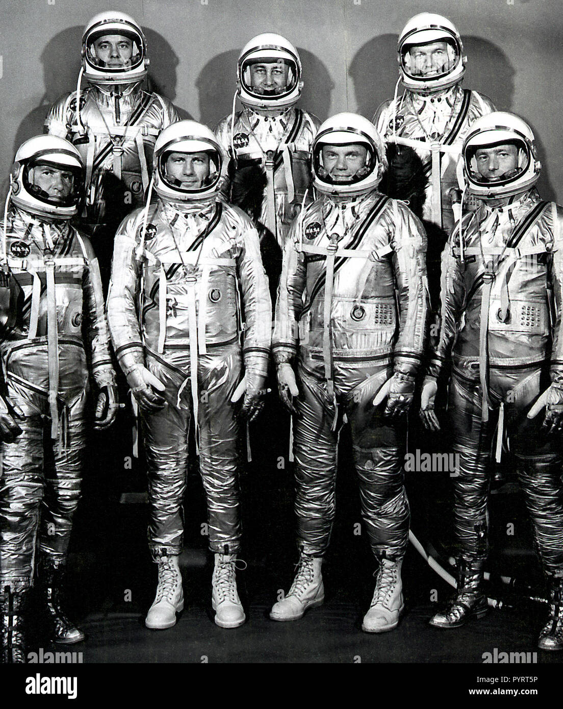 Die Gruppe Portrait der ursprünglichen sieben Astronauten für den Mercury Projekt. NASA ausgewählt seine ersten sieben Astronauten am 27. April 1959. Nach rechts vorne: Walter M. Wally Schirra, Donald K. Deke Slayton, John Glenn, Jr., und Scott Carpenter Links. Nach rechts hinten: Alan B. Shepard, Virgil I. Gus Grissom, und L. Gordon Cooper, Jr. Links Stockfoto