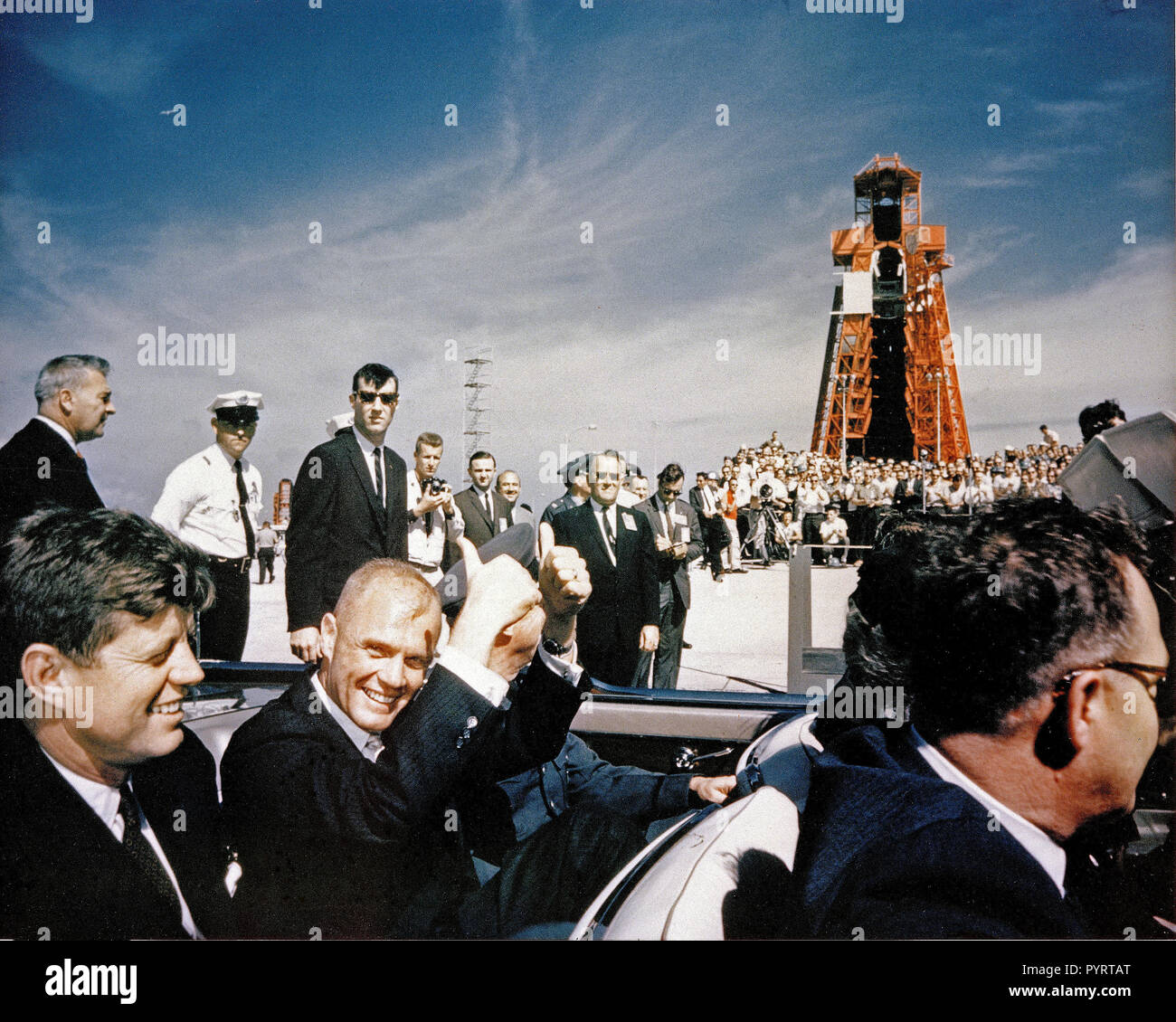 Astronaut John Glenn jr. Gibt ein doppeltes Daumen hoch, wie er und Präsident John F. Kennedy am Cape Canaveral Missile Test Anhang in Florida ankommen. Stockfoto