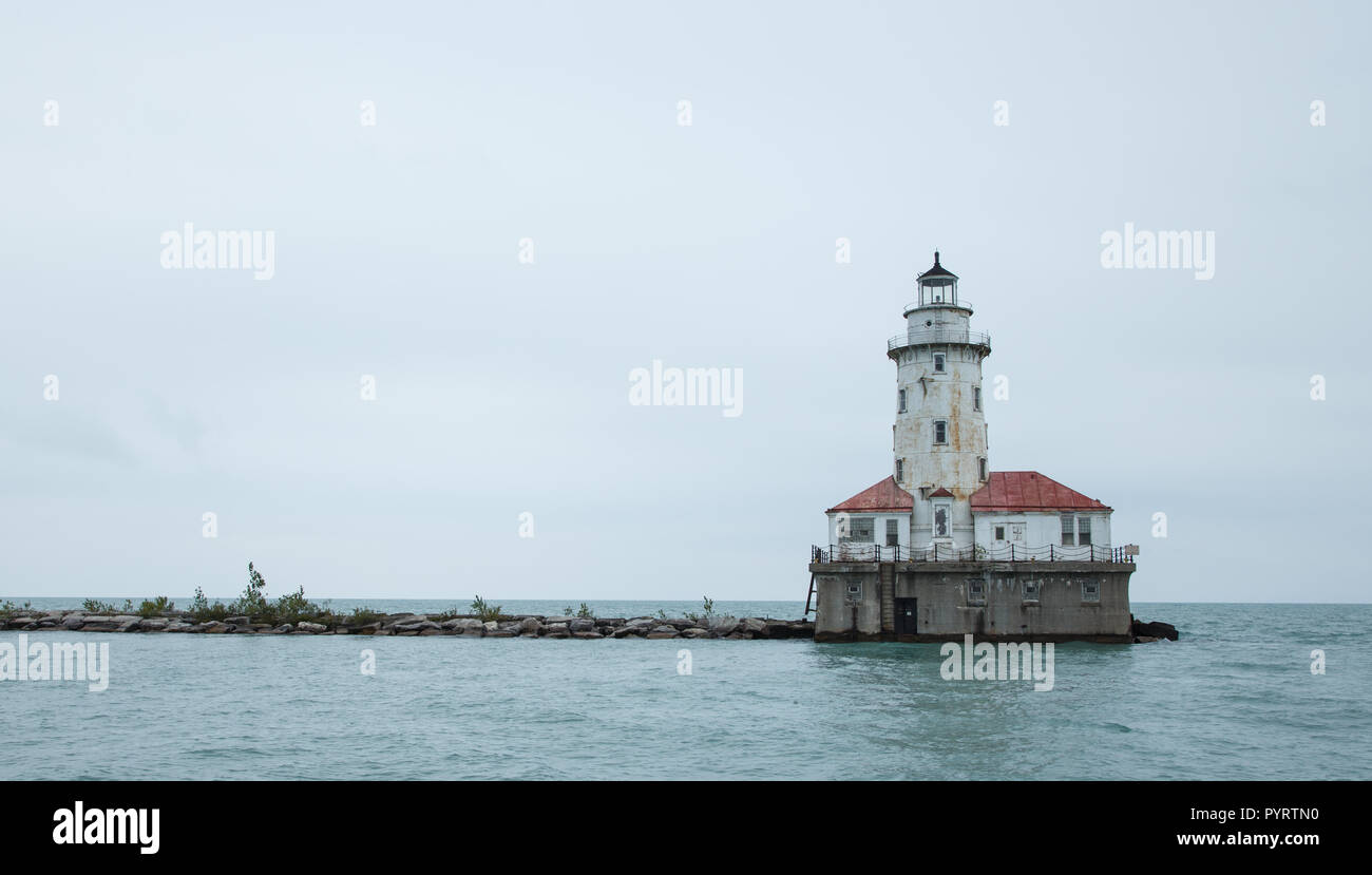 Minimalistische Foto der Chicago Hafen Leuchtturm an einem trüben Tag. Stockfoto