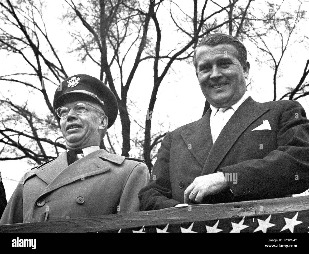 Dieses Foto wurde etwa 1960 aufgenommen und zeigt Dr. von Braun anzeigen eine Parade mit Major General John Barclay. Stockfoto