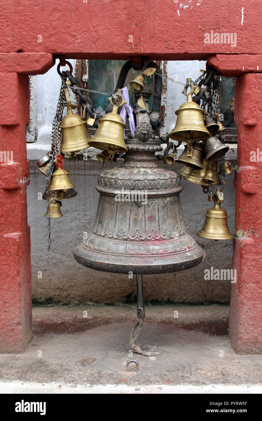 Die Glocken um Boudhanath Stupa in Kathmandu. In Nepal, August 2018. Stockfoto