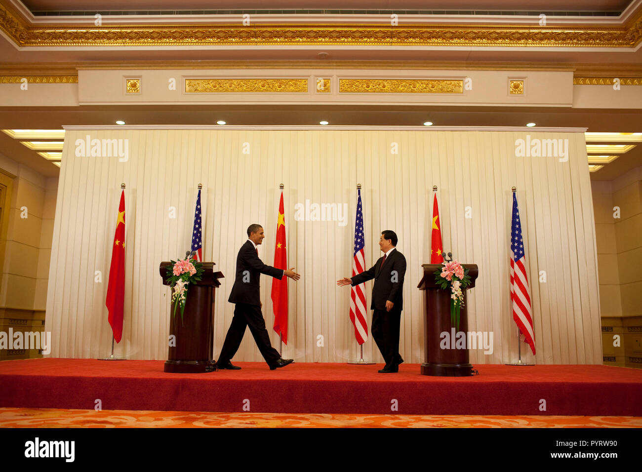 Präsident Barack Obama und der chinesische Präsident Hu Jintao die Hände nach einer Pressekonferenz in der Großen Halle des Volkes in Peking, China, November 17, 2009 zu schütteln. Stockfoto