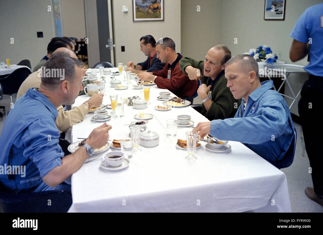 (4 Dez. 1965) - - - Astronauten melden Sie das Gemini-7 prime Crew für Frühstück im bemannte Raumfahrzeuge Betriebsgebäude, Merritt Island, am Tag der Gemini-7 starten. Um den Tisch im Uhrzeigersinn, beginnend links unten, sind Astronauten James A. Lovell jr., Gemini-7 Prime crew Pilot; Walter M. Schirra jr., Gemini-6 Prime crew Befehl Pilot; Donald K. Slayton, MSC assistant director für Flight Crew Operations; I. Virgil Grissom, Gemini-6 Backup crew Befehl Pilot; Charles Conrad jr., Gemini-5 Prime crew Pilot; und Frank Borman, Gemini-7 Prime crew Befehl Pilot. Stockfoto