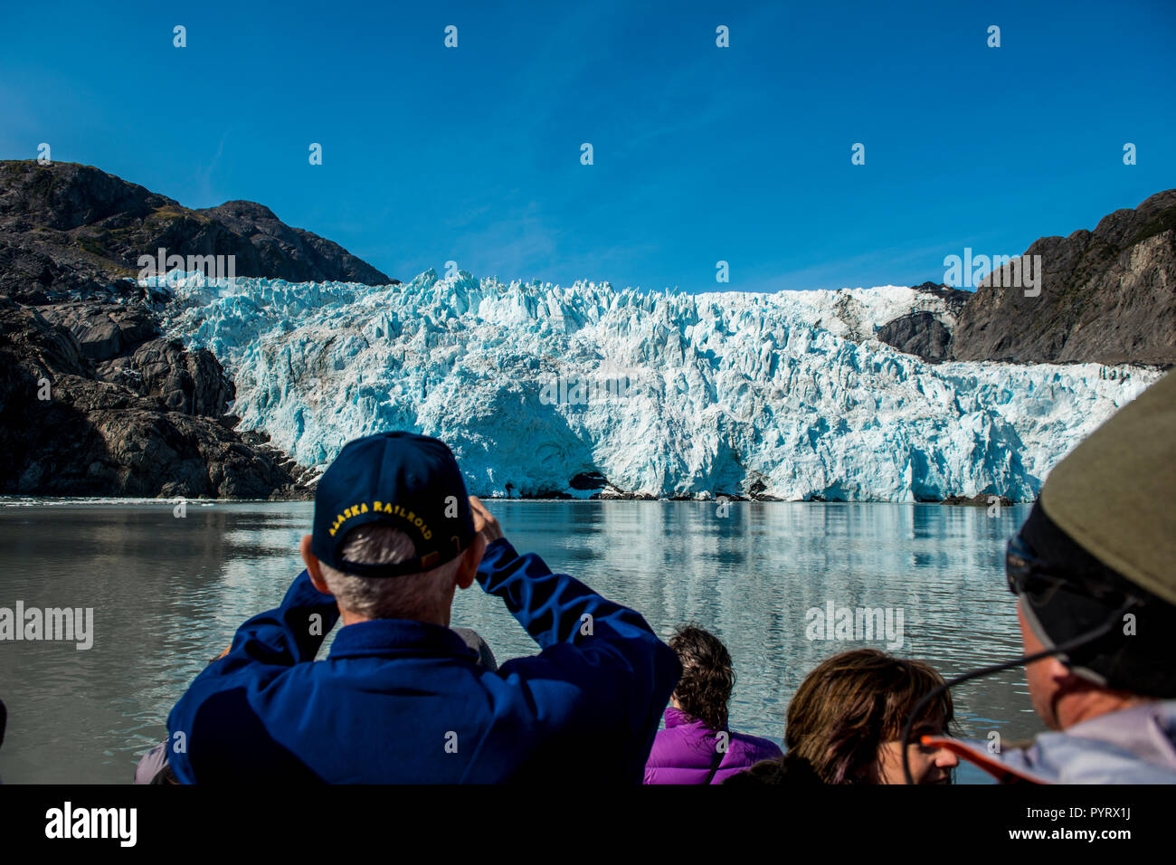 Touristen anzeigen Holgate Gletschers, Harding Icefield, Kenai Fjords National Park, Alaska, USA. Stockfoto