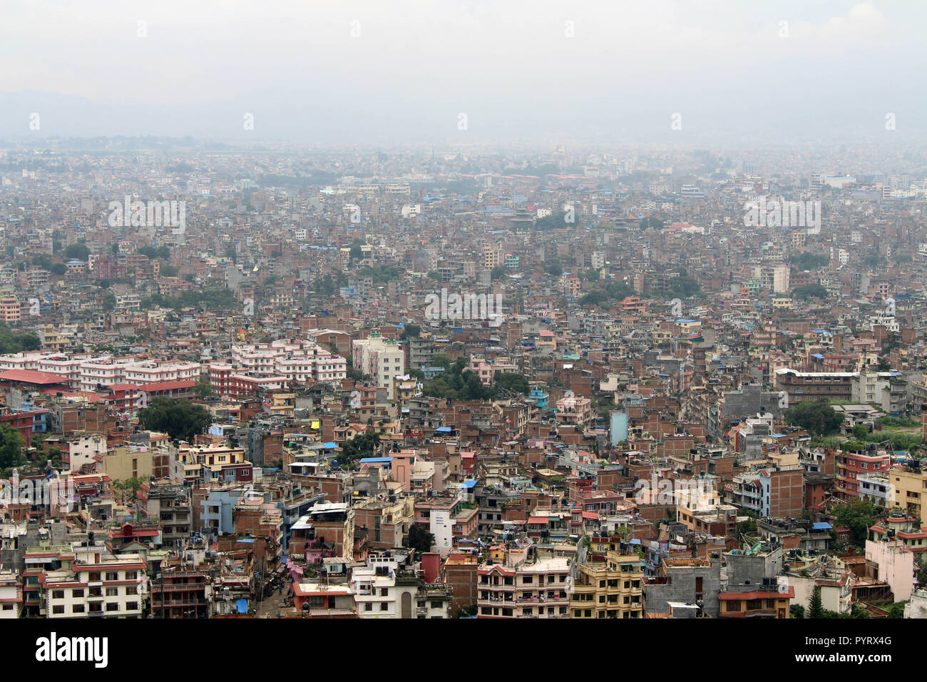 Kathmandu Stadt, wie vom Swayambhunath Stupa auf dem Hügel gesehen. In Nepal, August 2018. Stockfoto