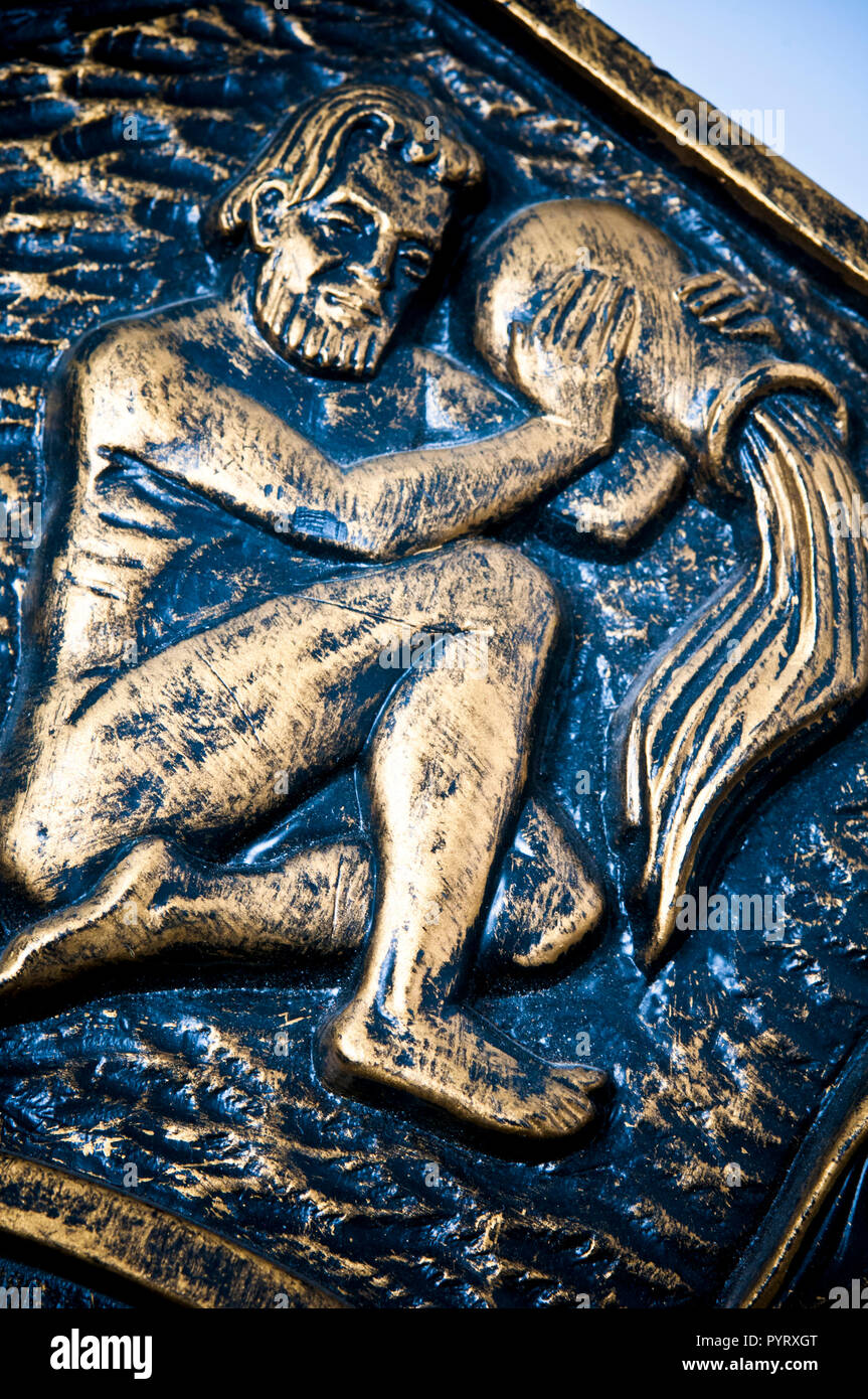 Detail der künstlerischen Darstellung der astrologischen Zeichen Wassermann aus einer alten Plakette Stockfoto