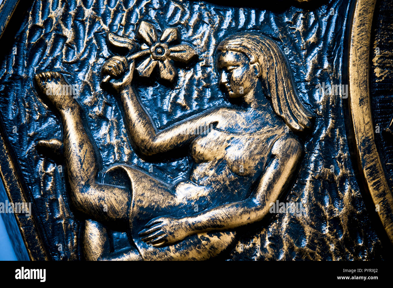 Detail der künstlerischen Darstellung der astrologischen Zeichen der Jungfrau von einem antiken Plakette Stockfoto