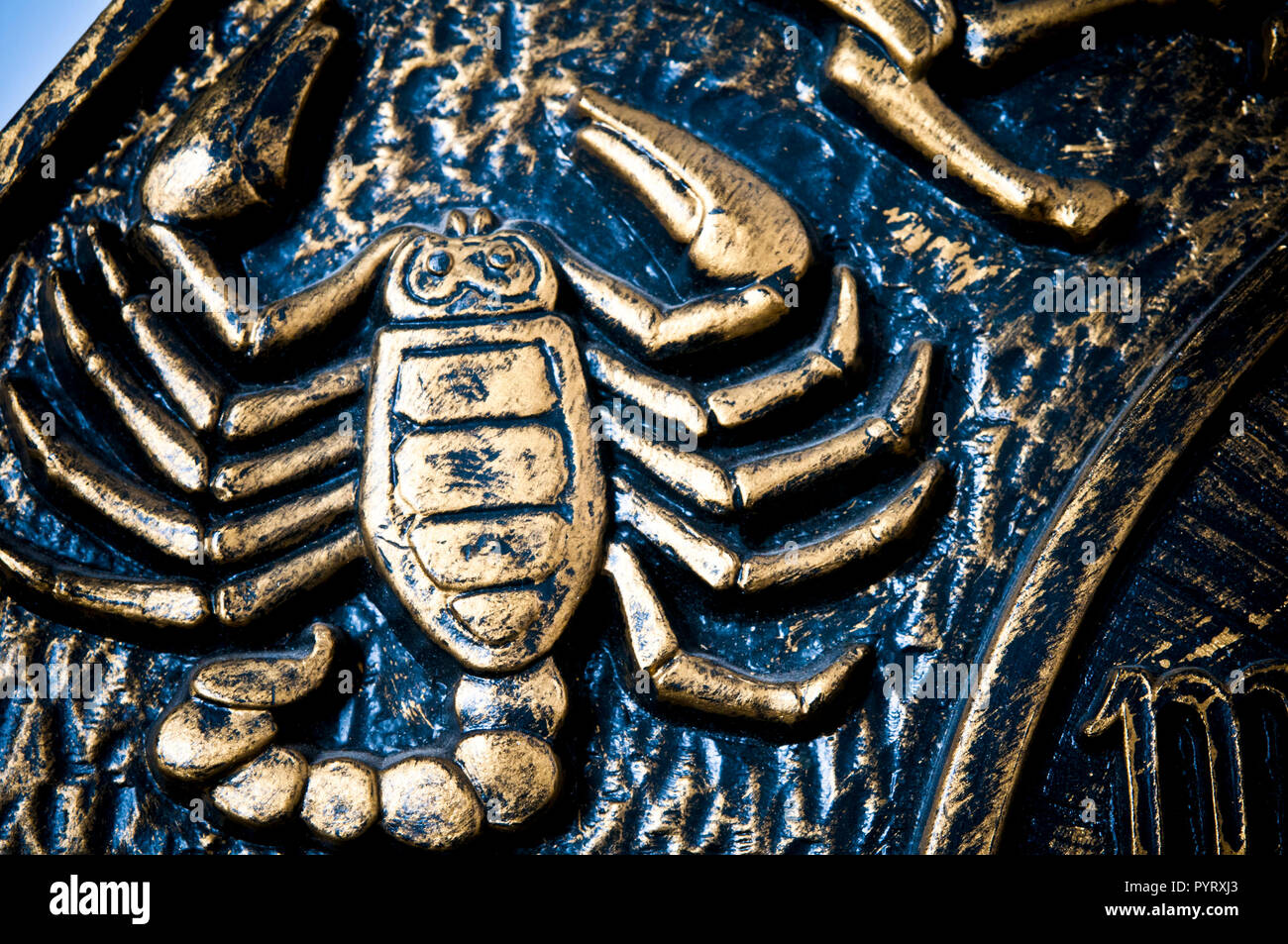 Detail der künstlerischen Darstellung der astrologischen Zeichen der Scorpion aus einer alten Plakette Stockfoto