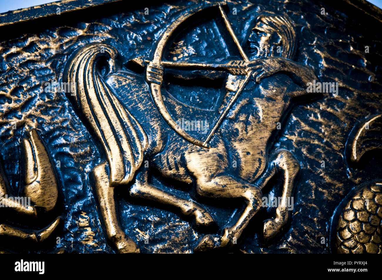 Detail der künstlerischen Darstellung der Sternzeichen Schütze aus einer alten Plakette Stockfoto
